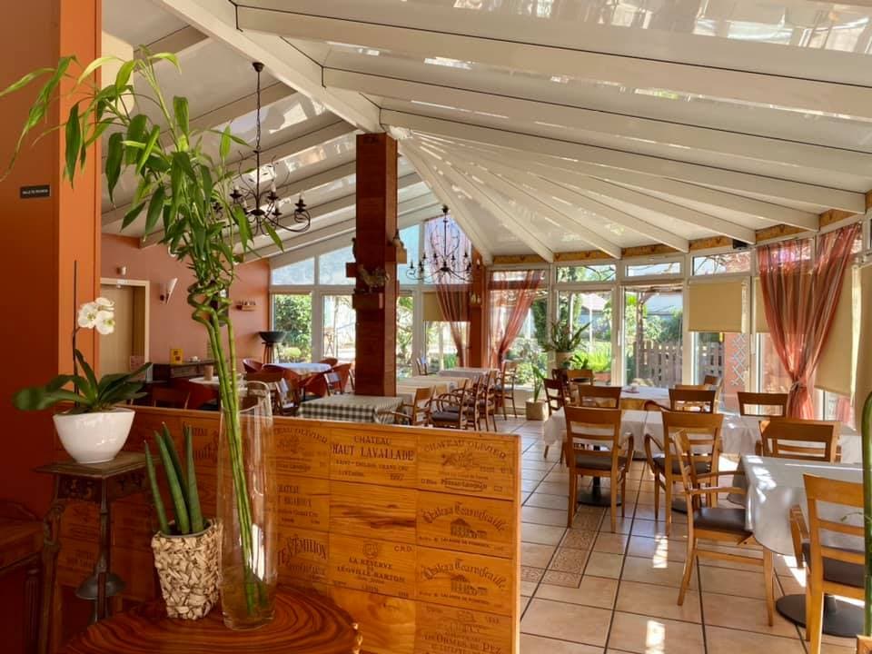 Salle intérieure chaleureuse du restaurant Le Vinci